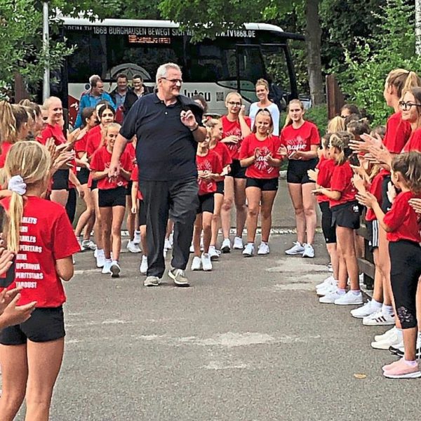 Mit einem Spalier empfingen die Cheerleader ihren Vorsitzenden Norbert Stranzinger zur Geburtstagsfeier - Foto: Christiane Strohmeier